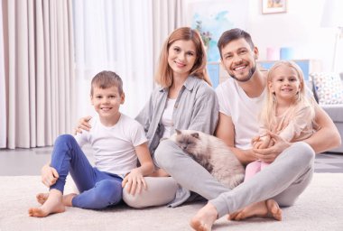 Anne Çocuk ve evde kedisi ile