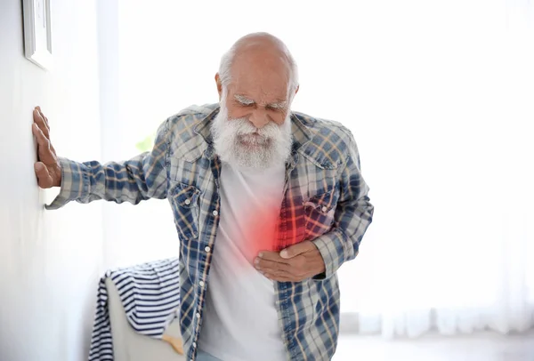 Herzinfarktkonzept. Senior leidet unter Schmerzen in der Brust — Stockfoto