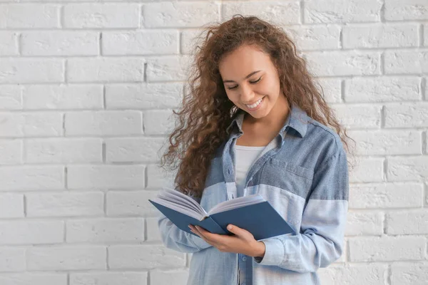 Femme afro-américaine avec livre — Photo