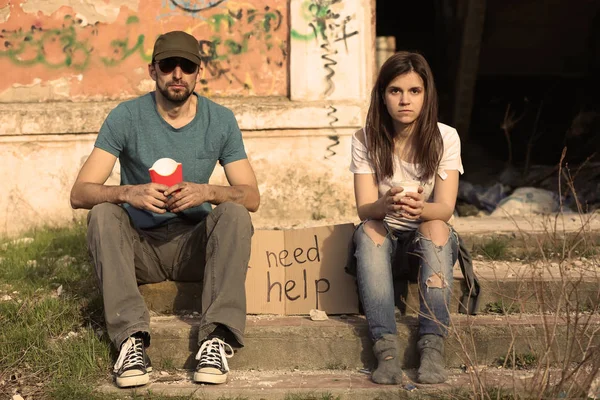 Pauvres gens assis dans la rue — Photo