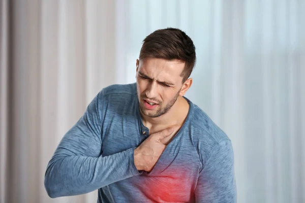 Чоловік страждає від болю в грудях — стокове фото