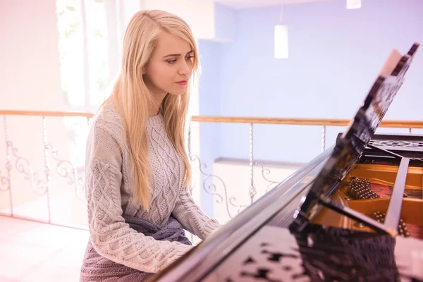 Mulher tocando piano — Fotografia de Stock