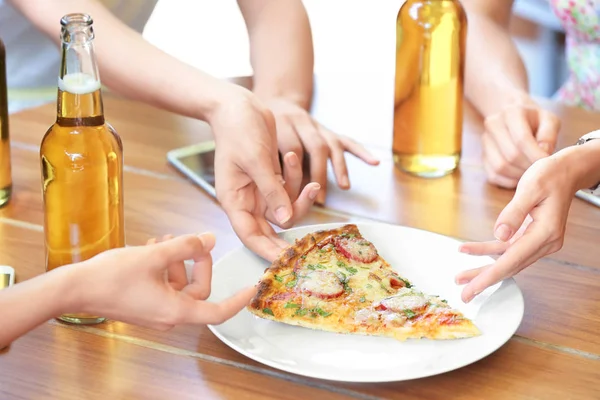 Handen nemen pizza — Stockfoto