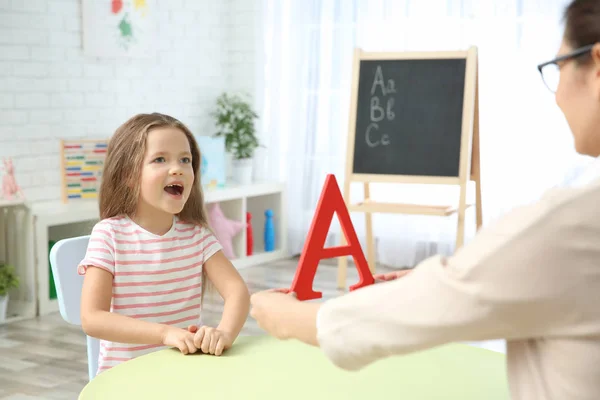 Niña con maestra —  Fotos de Stock