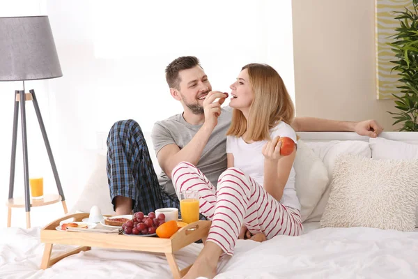 Cuplu luând micul dejun în pat — Fotografie, imagine de stoc