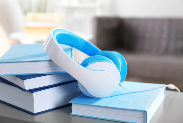 Auriculares y libros en la mesa . —  Fotos de Stock