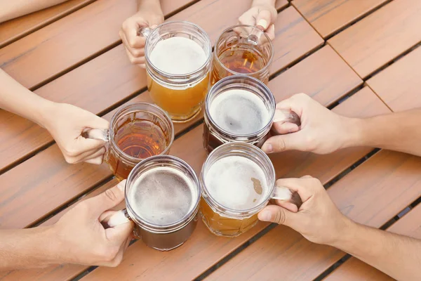 Menschen trinken Bier — Stockfoto