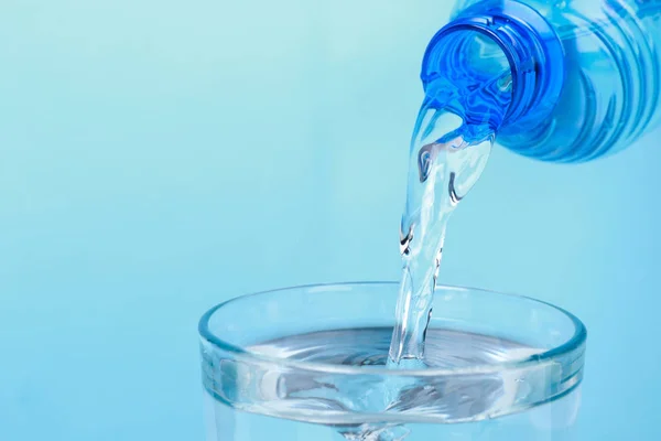 Wasser aus Plastikflasche gegossen — Stockfoto