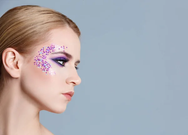 Kvinna med kreativ makeup — Stockfoto