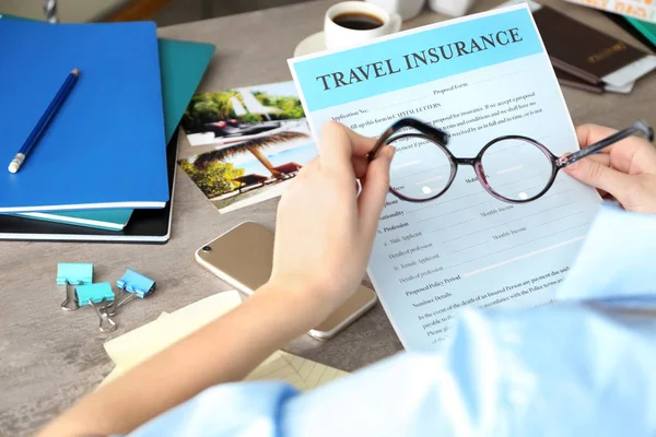 Woman with blank travel insurance form — Stock Photo, Image