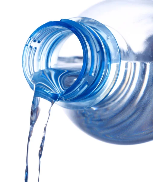 プラスチック ボトルから注ぐ水 — ストック写真