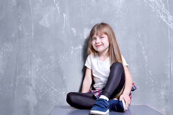 Meisje zittend op de commode — Stockfoto