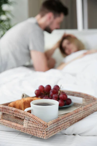 Vassoio con colazione e coppia felice — Foto Stock