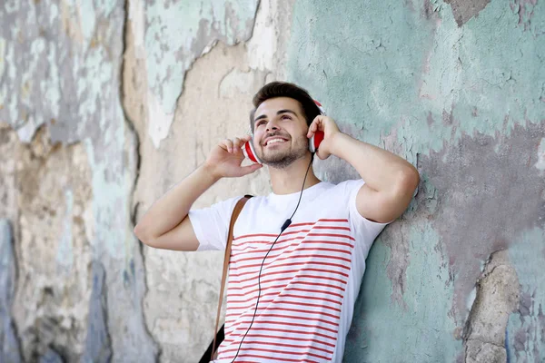 Homem bonito com fones de ouvido — Fotografia de Stock