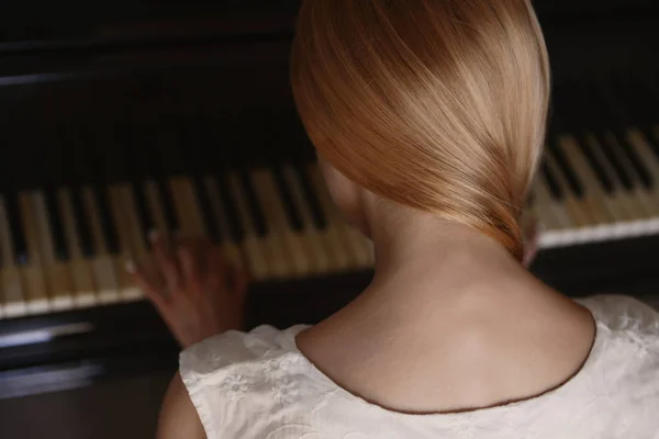 Vrouw speelde piano — Stockfoto