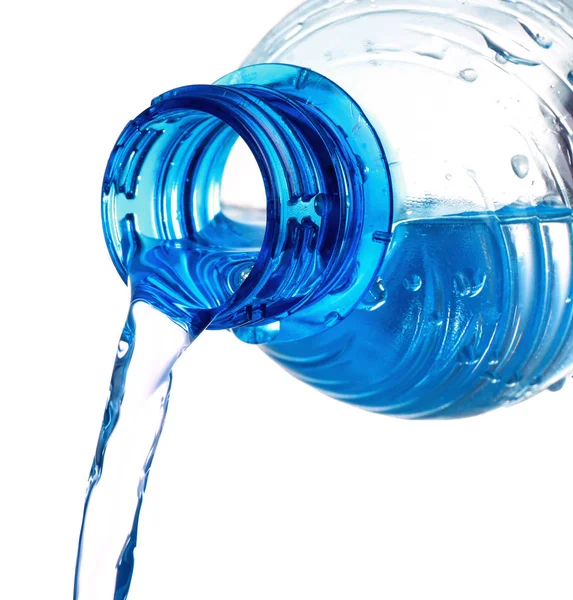 Наливається вода з пластикової пляшки — стокове фото