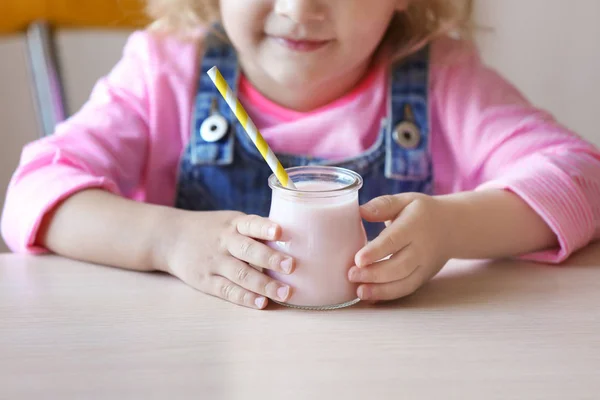 Menina com iogurte — Fotografia de Stock