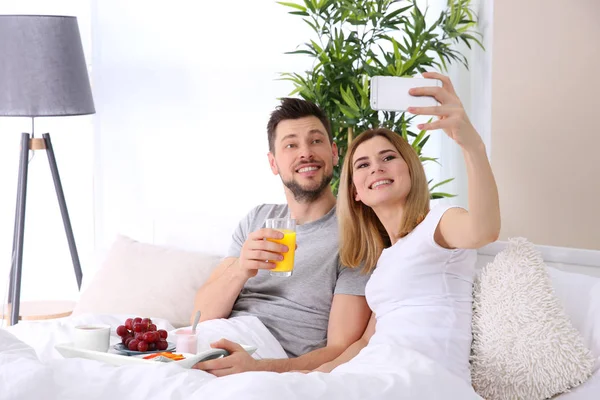 Cuplu luând micul dejun în pat — Fotografie, imagine de stoc