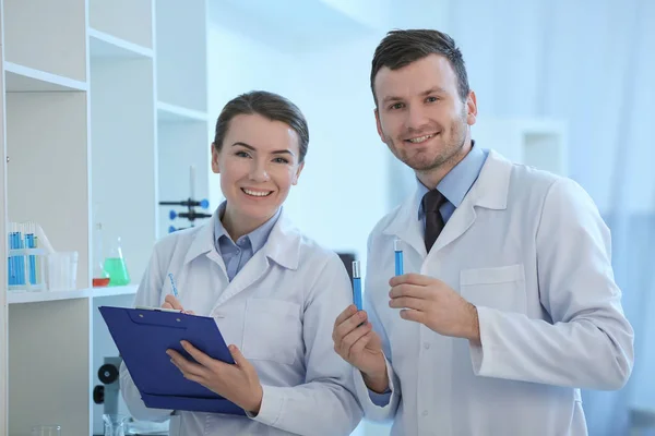 Científicos femeninos y masculinos trabajando en un laboratorio — Foto de Stock