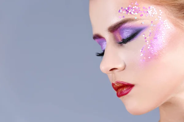 Kvinna med kreativ makeup — Stockfoto