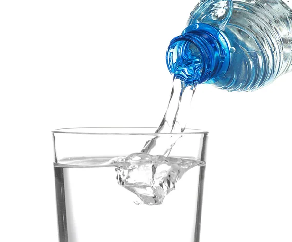 Wylewanie wody z butelki z tworzyw sztucznych — Zdjęcie stockowe