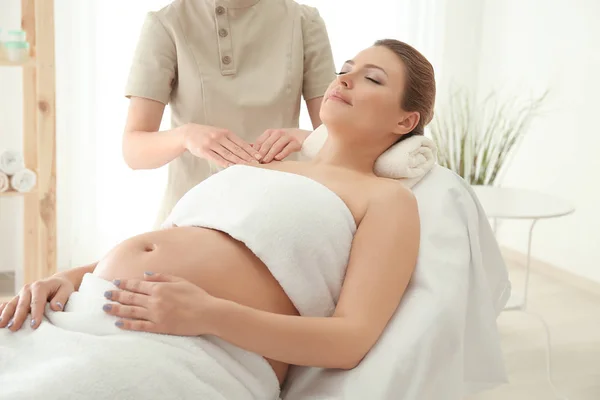 Έγκυος γυναίκα έχοντας μασάζ — Φωτογραφία Αρχείου