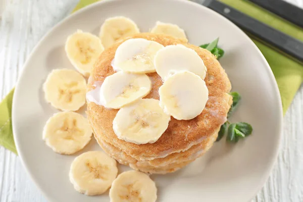 Pancakes with sweet sauce and sliced banana — Stock Photo, Image