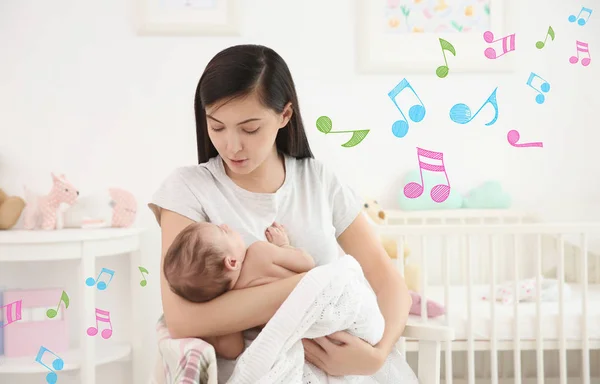 Moeder met slapende baby thuis. Slaapliedje liederen en muziek concept — Stockfoto