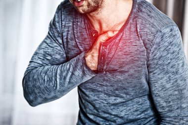 Kalp krizi kavramı. Adam göğüs ağrısı, closeup acı