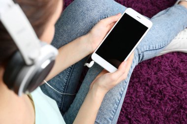 Kadın ile modern telefon ve kulaklık