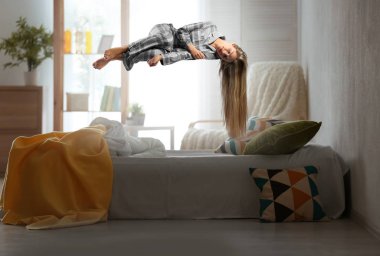 Uyku felci kavramı. Genç kadın yatağa levitating