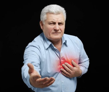 Göğüs ağrısı çeken son sınıf öğrencisi.