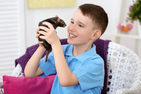 Schattige jongen met grappige rat — Stockfoto