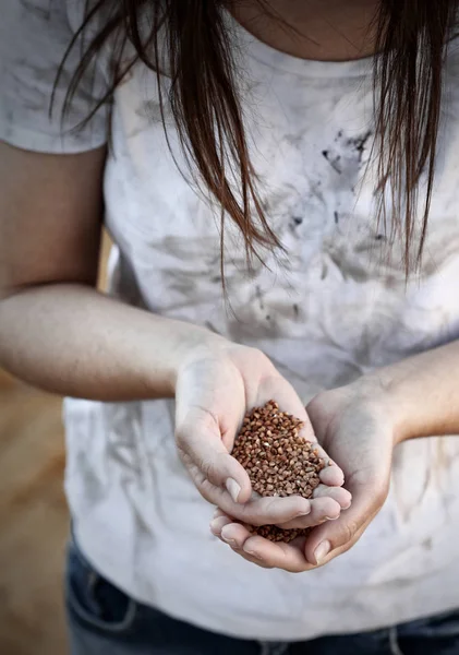 Donna con palma di grano saraceno — Foto Stock
