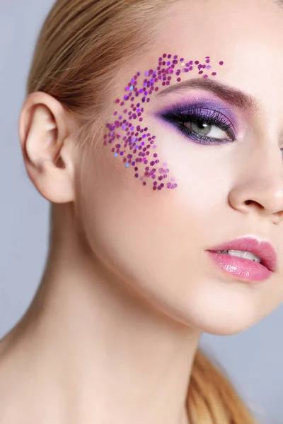 Kvinna med kreativ makeup — Stockfoto