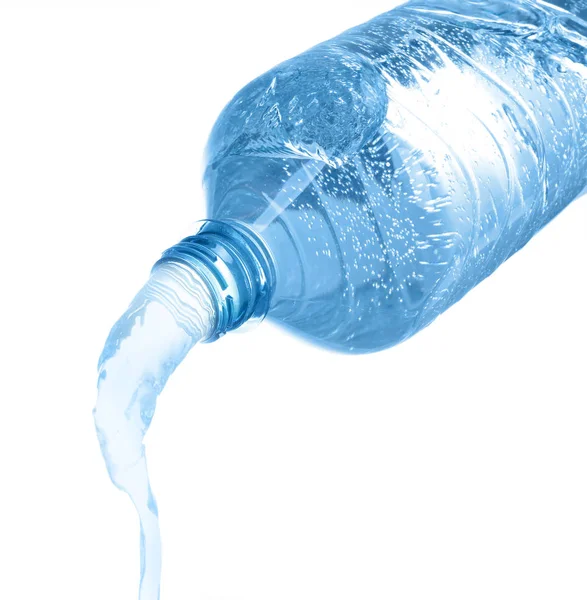 Wasser aus Plastikflasche gegossen — Stockfoto