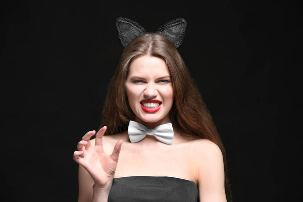 Женщина с кошачьими ушами
