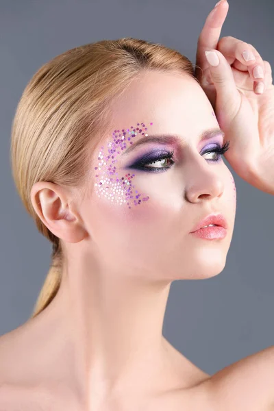 Kvinna med kreativ makeup — Stockfoto