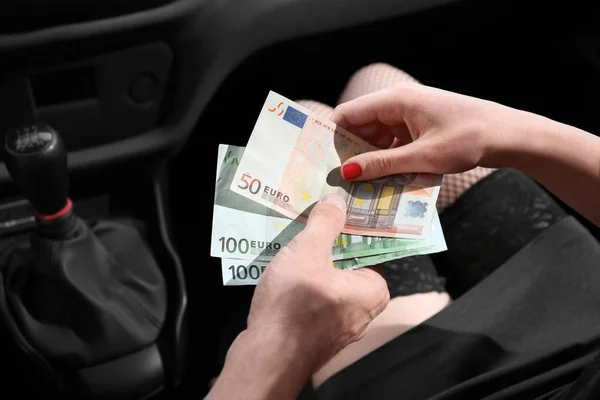 Prostituta recibiendo dinero de cliente — Foto de Stock