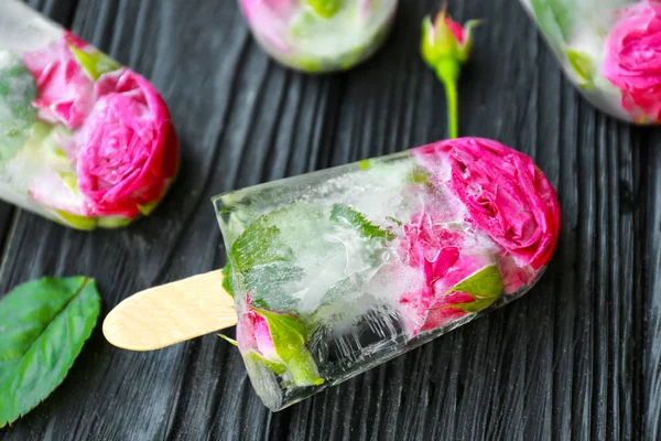 Zelfgemaakte ijs pop's met bloemen — Stockfoto