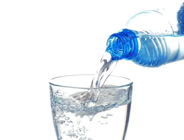 Wasser strömt aus der Flasche — Stockfoto