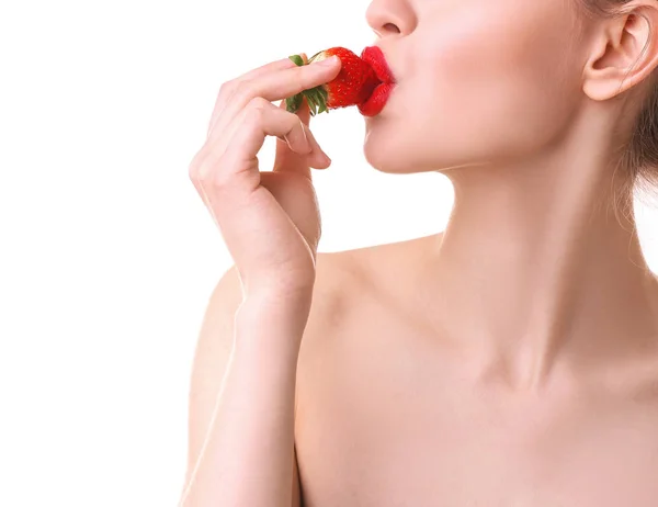 Mujer joven comiendo fresa —  Fotos de Stock