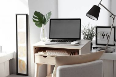 Pencere yanında yaratıcı çalışma alanı 