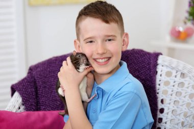 Sevimli çocuk komik fare ile  