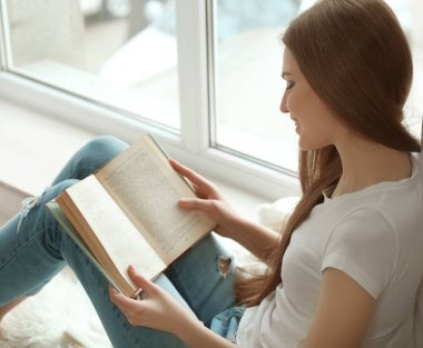 Kadın kitap okuyor. 