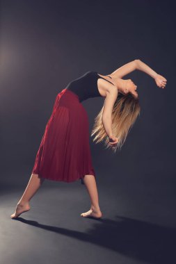 güzel genç dansçı