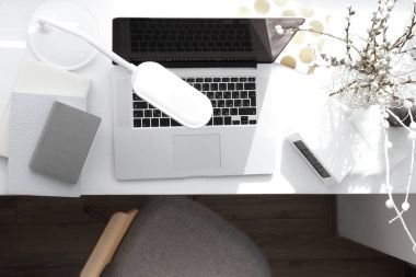 Dizüstü bilgisayar ile yaratıcı çalışma alanı 