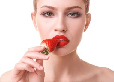 Çilek yiyen genç bir kadın