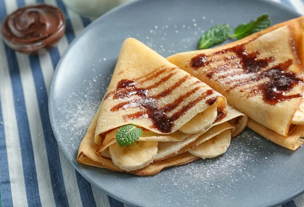 Tortitas con jarabe de chocolate y plátano — Foto de Stock