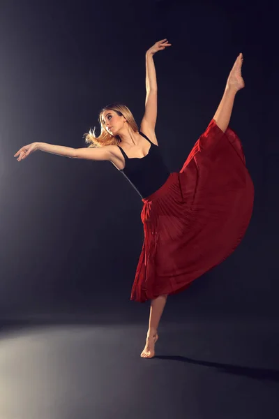 Bella giovane ballerina — Foto Stock